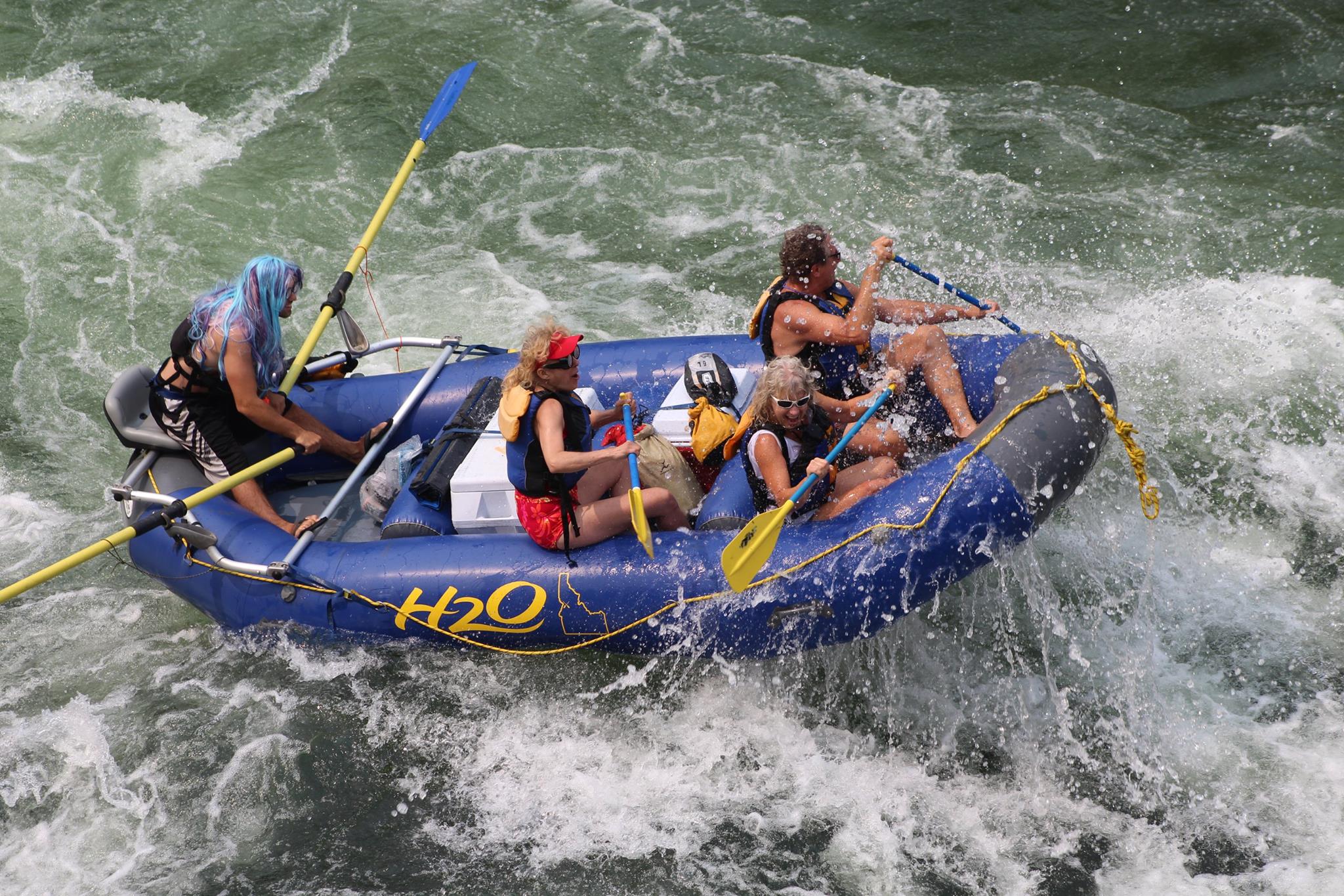 H20 paddle crew nails the slot on the Salmon River. (Courtesy H20 Idaho)